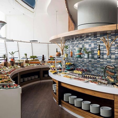 Radisson Blu Hotel, Jeddah Al Salam Exterior photo The buffet at the 101 Lounge