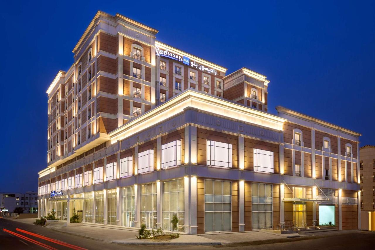 Radisson Blu Hotel, Jeddah Al Salam Exterior photo The hotel at night