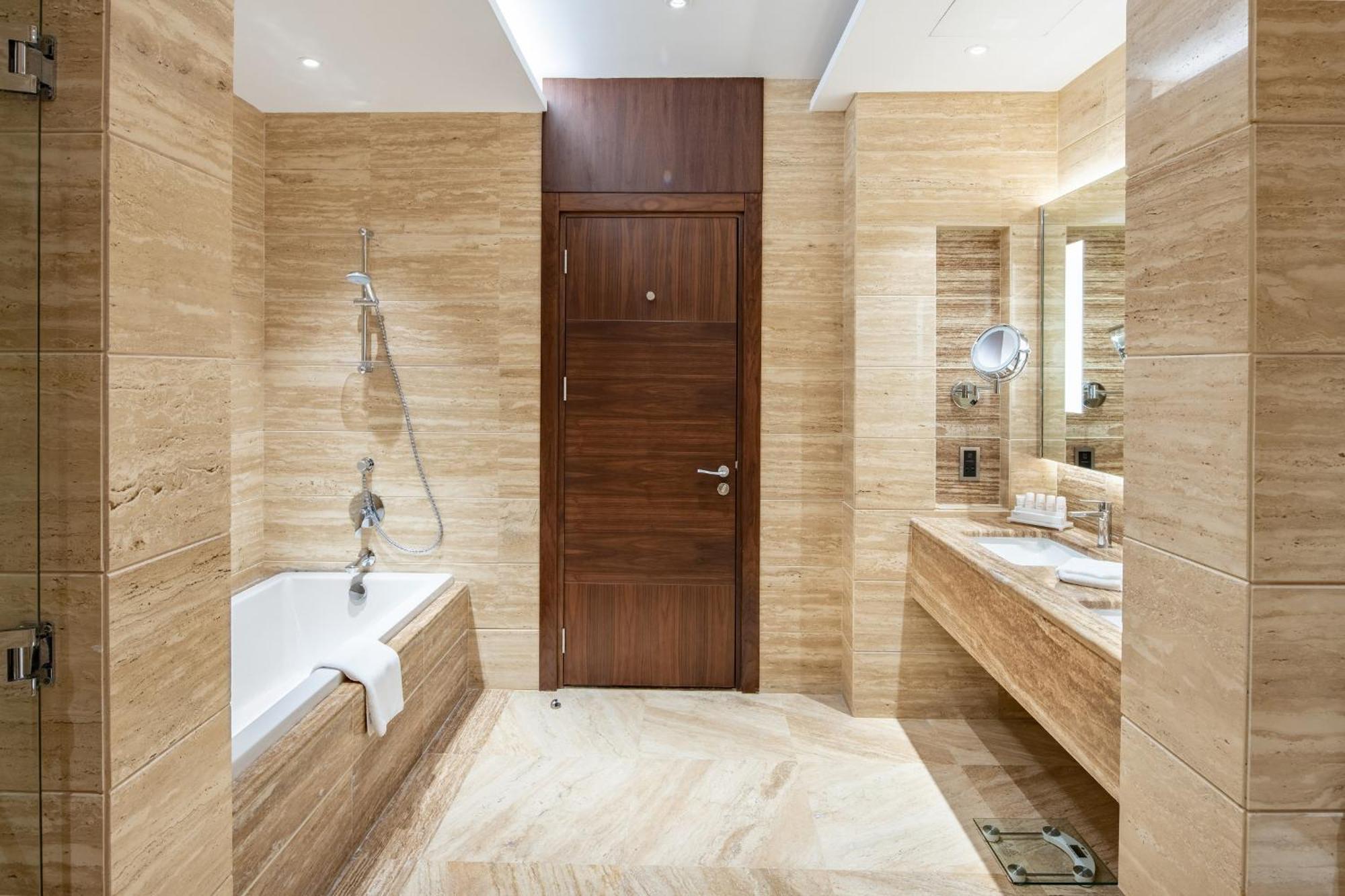 Radisson Blu Hotel, Jeddah Al Salam Exterior photo Bathroom