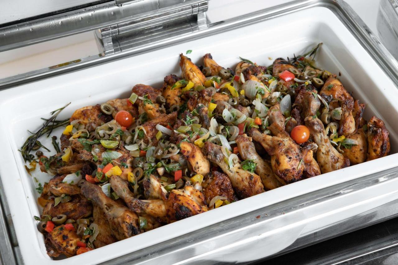Radisson Blu Hotel, Jeddah Al Salam Exterior photo A chafing dish