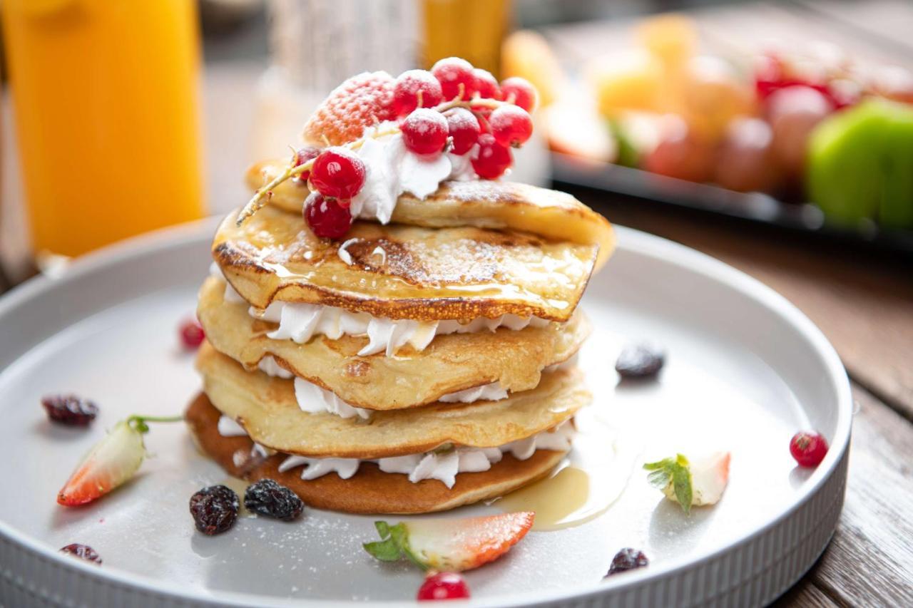 Radisson Blu Hotel, Jeddah Al Salam Exterior photo A stack of pancakes