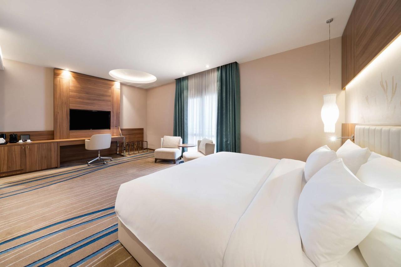 Radisson Blu Hotel, Jeddah Al Salam Exterior photo A room at the Holiday Inn Express in Madrid, Spain