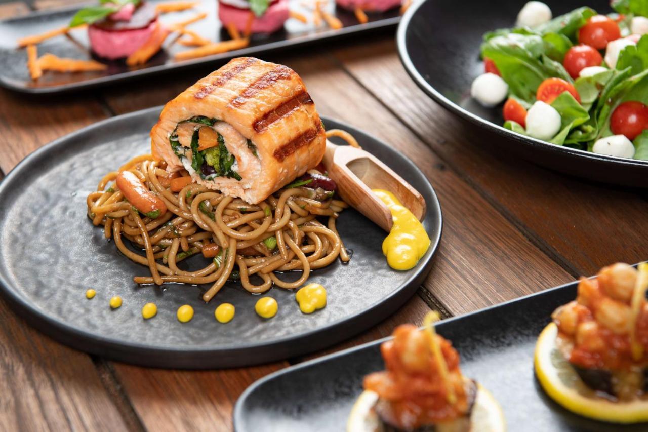 Radisson Blu Hotel, Jeddah Al Salam Exterior photo A chicken roll with soba noodles