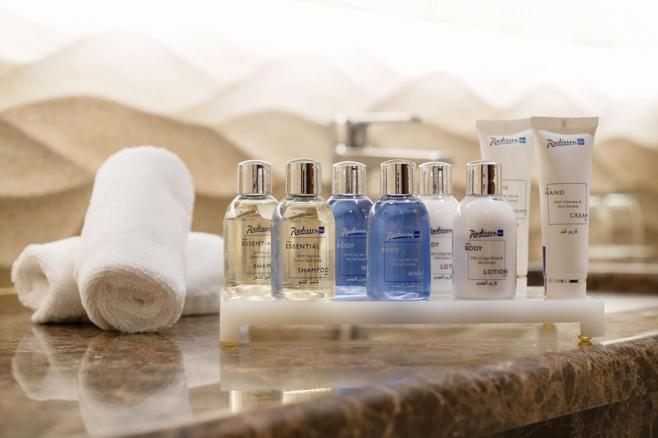 Radisson Blu Hotel, Jeddah Al Salam Exterior photo A selection of the amenities offered by the hotel