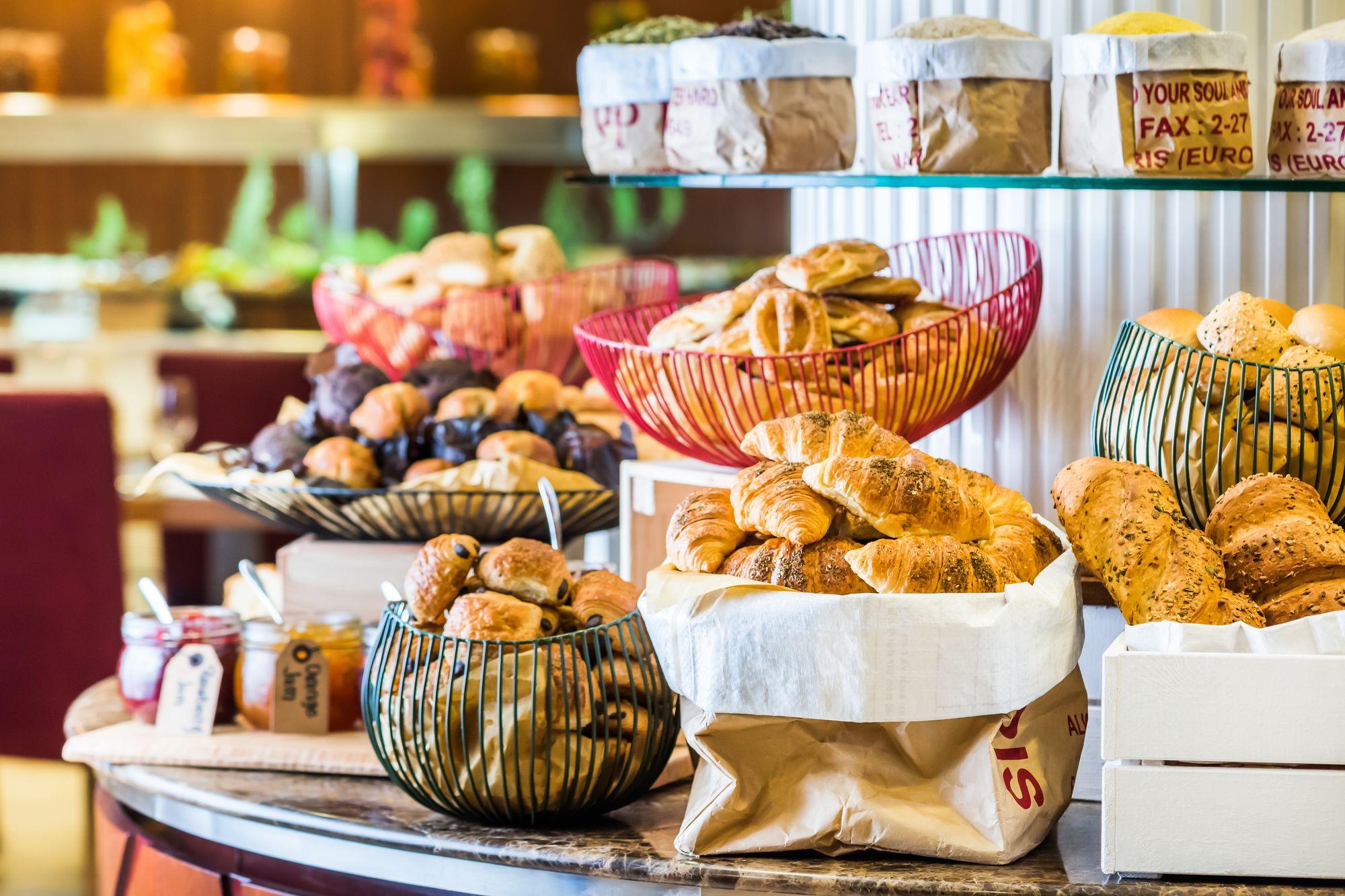 Radisson Blu Hotel, Jeddah Al Salam Exterior photo A selection of pastries at a bakery